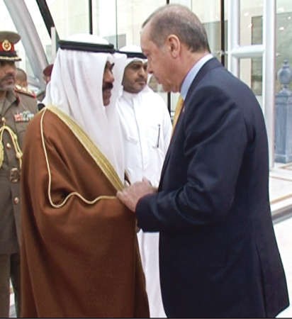 سمو ولي العهد الشيخ نواف الاحمد مصافحا الرئيس التركي لدى مغادرته﻿