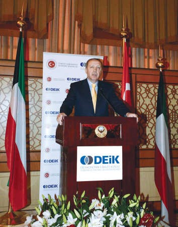 رجب طيب اردوغان متحدثا خلال لقائه مع رجال الاعمال الاتراك والكويتيين