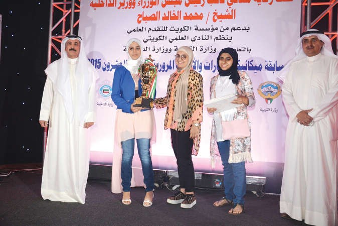 اللواء عبدالله المهنا واحمد المنفوحي يكرمان احدى المدارس الفائزة