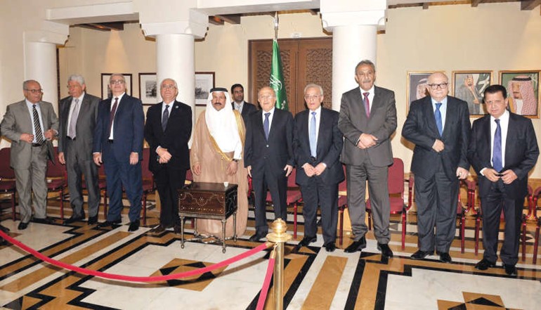 وفود بيروتية خلال لقائها السفير السعودي في لبنان علي عواض العسيري متضامنة مع السعوديةمحمود الطويل
