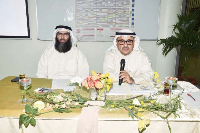 علي الرومي وجاسم الحمود خلال حفل تدشين مراكز تنمية المجتمع