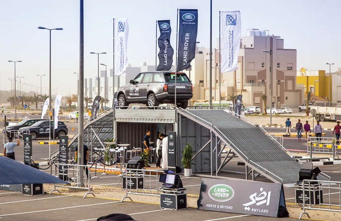 علي الغانم وأولاده للسيارات تقيم فعالية لتجربة قيادة مركبات «لاند روفر»