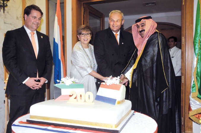 السفير وليد الخبيزي مشاركا السفير الهولندي نيكولاس بيتس وحرمه قطع كعكة الاحتفالمحمد هاشم﻿