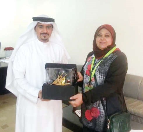 باسمة الفيلكاوي تكرم مدير المهرجان احمد العامري