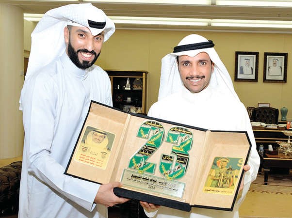 رئيس مجلس الامة مرزوق الغانم يتسلم هدية تذكارية من الشويع﻿