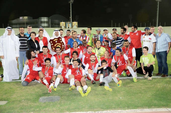 الفريق الفائز بالدرع مع المسؤولين في اتحاد المصارف﻿