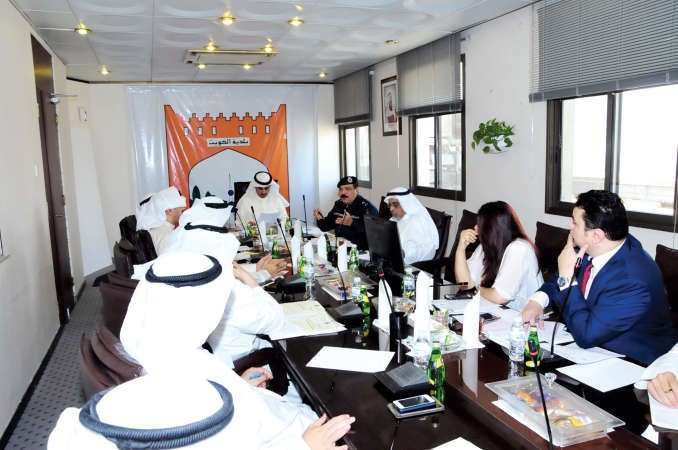 ماحمد المنفوحي واللواء عبدالفتاح العلي خلال الاجتماع﻿