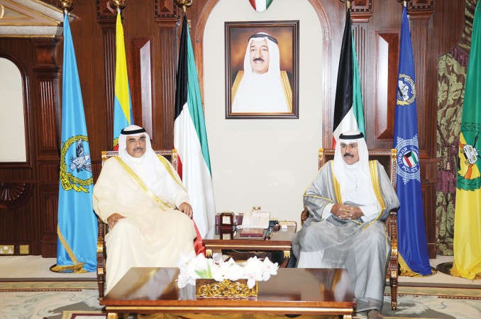سمو ولي العهد الشيخ نواف الاحمد مستقبلا الشيخ صباح الخالد﻿