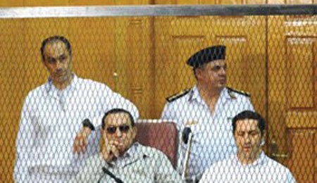 الرئيس الاسبق حسني مبارك، ونجليه علاء وجمال