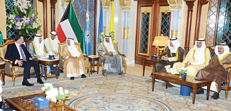 صاحب السمو الامير الشيخ صباح الاحمد مستقبلا رئيس الوزراء النيوزيلندي بحضور سمو ولي العهد وسمو رئيس الوزراء والشيخ صباح الخالد والشيخ د سالم الجابر﻿