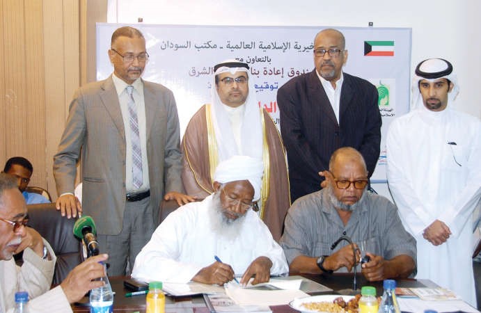 جانب من توقيع الاتفاقية ويبدو سفيرنا بالسودان طلال منصور الهاجري 