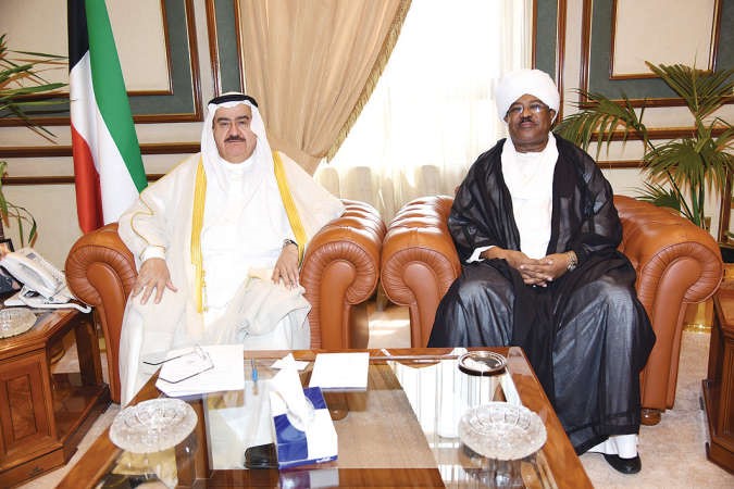  الفريق ثابت المهنا خلال لقائه السفير السوداني محيي الدين سالم ﻿