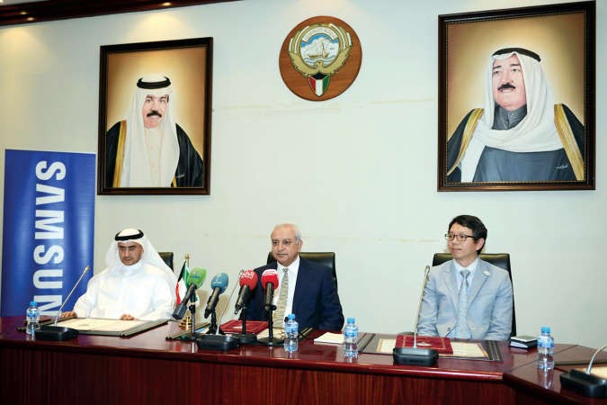  دبدر العيسى خلال توقيع اتفاقية مع اسماعيل يون 