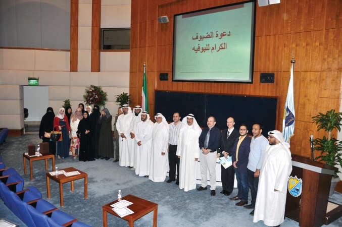 دفواز العنزي وعدد من المشاركين في الملتقى﻿