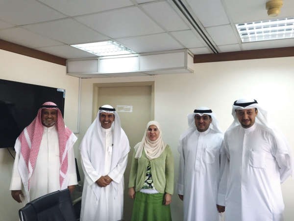 فاطمة الملا ومحسن الزنكي والمشاركون في الاجتماع﻿