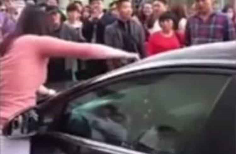 بالفيديو.. زوجة غاضبة تحطم سيارة زوجها المختبئ بداخلها بسبب خيانته... ثم تصفعه بعد اخراجه