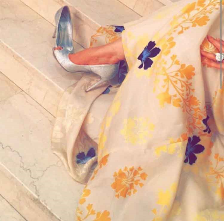 شاهد.. أحلام تنشر صورها على "سناب شات" بـ "لوك الغرة".. وحذاء سندريلا