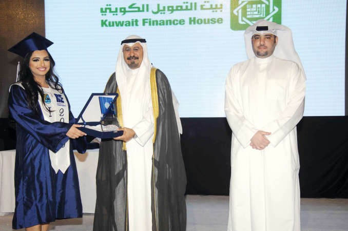 الشيخ د محمد الصباح مكرما احدى الخريجاتمحمد خلوصي﻿