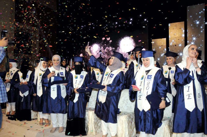 كوكبة من الخريجات﻿