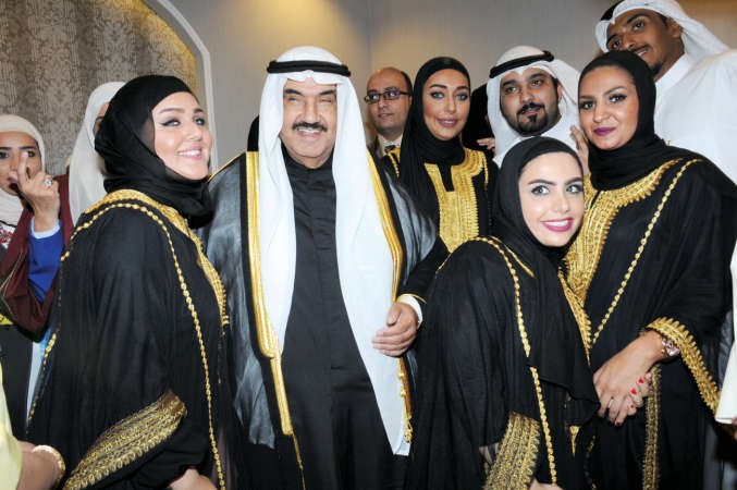سمو الشيخ ناصر المحمد في صورة تذكارية مع عدد من الخريجات﻿