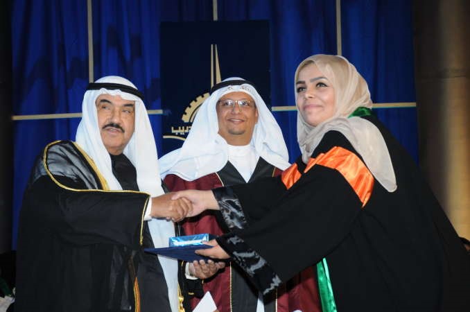 سمو الشيخ ناصر المحمد مكرما احدى الخريجات﻿