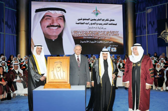 هدية تذكارية لسمو الشيخ ناصر المحمد﻿