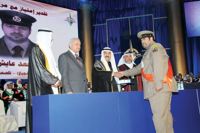 احد الخريجين مصافحا سمو الشيخ ناصر المحمد﻿