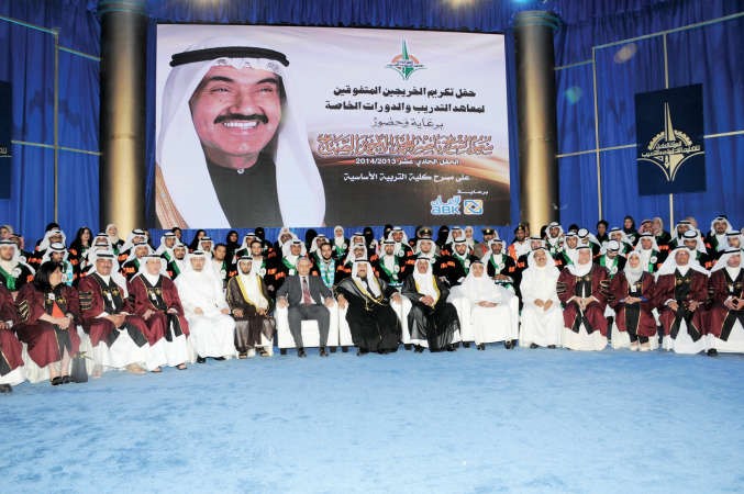  سمو الشيخ ناصر المحمد ود بدر العيسى ود هيثم الاثري مع كوكبة من الخريجين والخريجات وعدد من اعضاء هيئة التدريسانور الكندري﻿