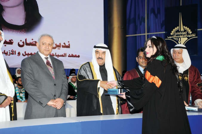 خريجة تتسلم شهادتها﻿
