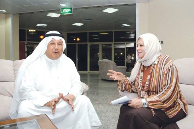 دابراهيم الخليفي يتحدث الى الزميلة ليلى الشافعي