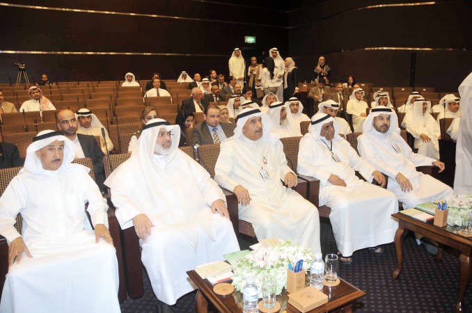 عادل الصرعاوي واسماعيل الغانم في مقدمة الحضور خلال الندوةمحمد هاشم