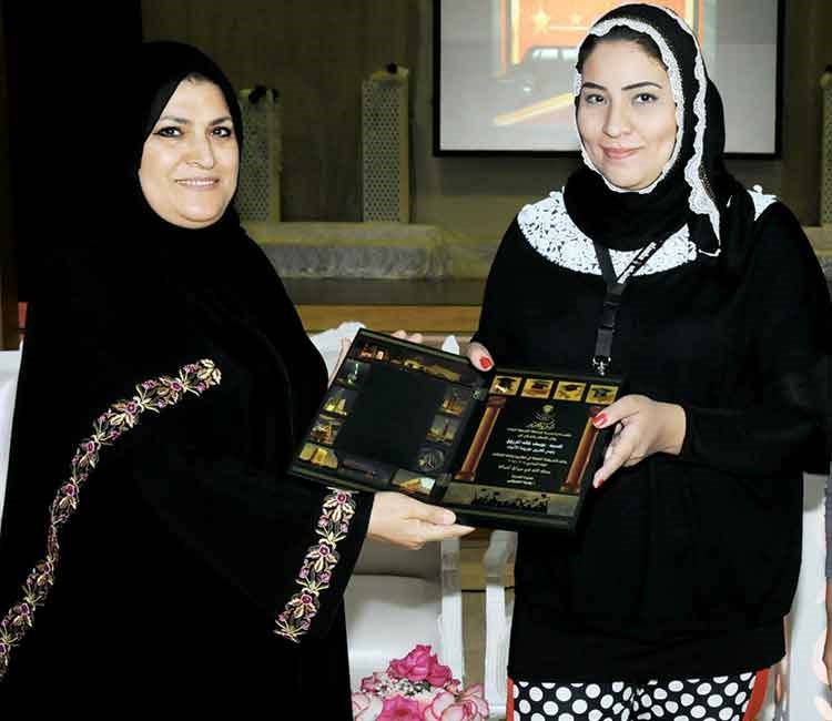 الزميلة الاء خليفة تتسلم درعا تكريمية لرئيس التحرير الزميل يوسف خالد المرزوق ﻿