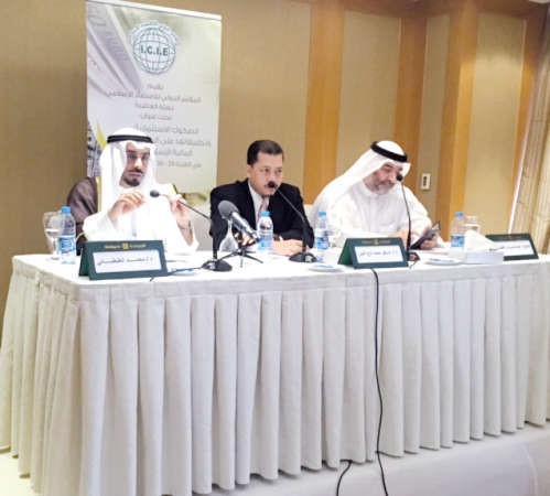 من اليسار دمحمد الطبطبائي متحدثا خلال المؤتمر 