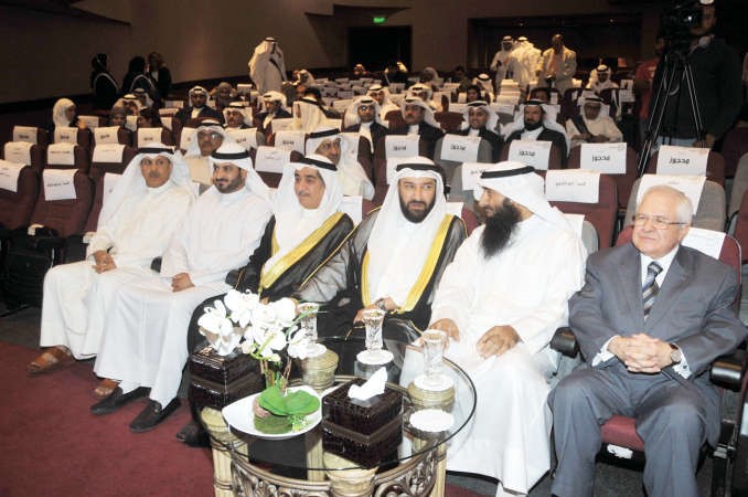 د علي العمير وم عادل الخرافي وم طلال القحطاني يتوسطون الحضور