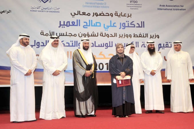 د علي العمير مكرما احدى الخريجات محمد هاشم