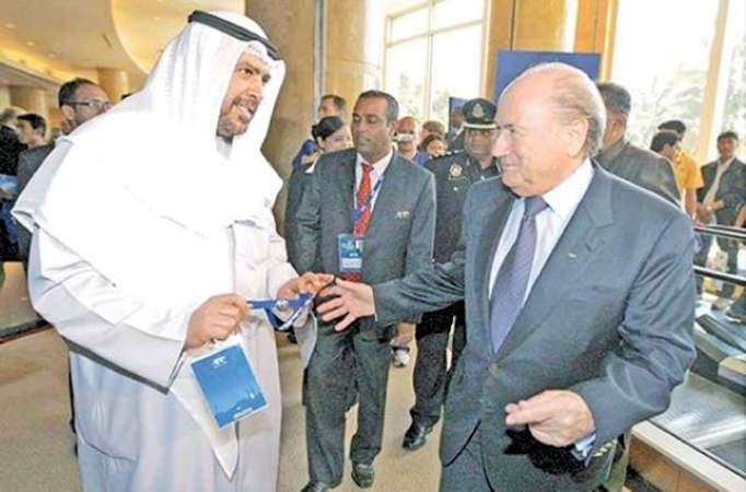 الشيخ احمد الفهد الى جانب بلاتر قبل انعقاد الكونغرس الاسيوي﻿