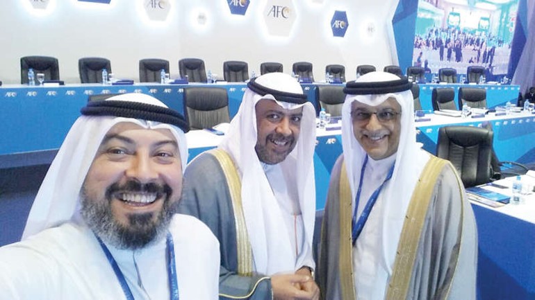 الشيخان احمد الفهد وسلمان بن ابراهيم يبتسمان لـ سيلفي من الشيخ طلال الفهد﻿