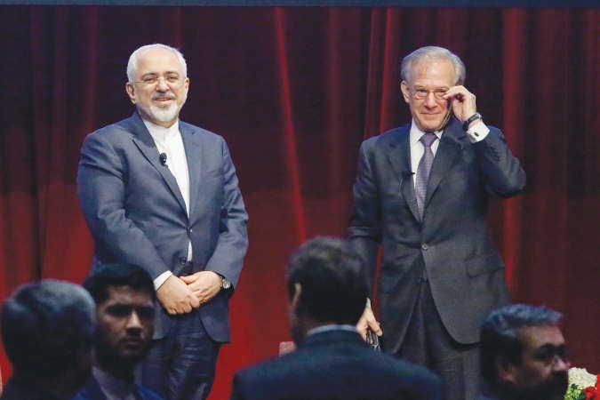 وزير الخارجية الايراني محمد جواد ظريفخلال استقباله في جامعة نيويورك امس الاول 	افپ ﻿