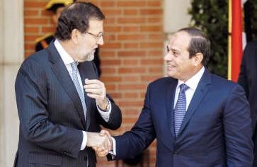 الرئيس المصري عبدالفتاح السيسي ورئيس الوزراء الاسباني ماريانو راخوي قبيل مباحثتهما في مدريد امس رويترز