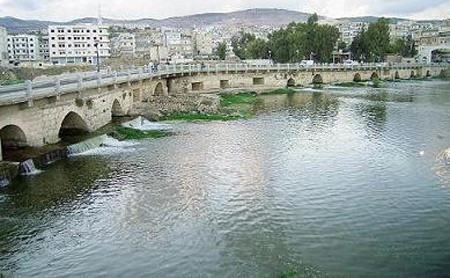 عشرات الجنود السوريين محاصرون داخل مبنى في جسر الشغور