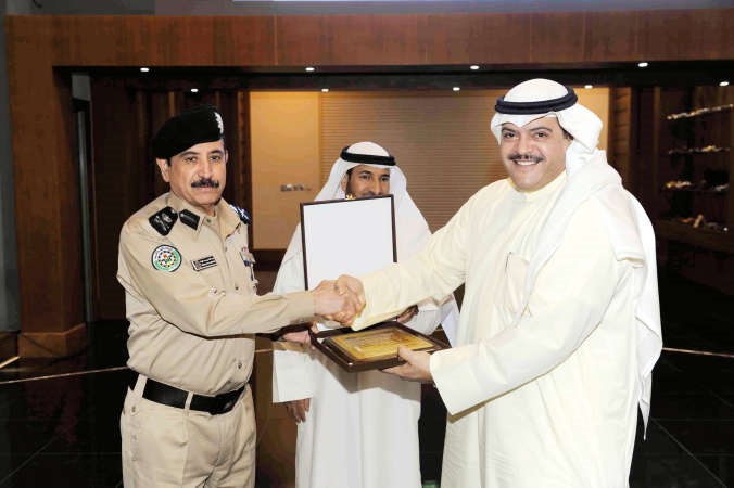 الشيخ مبارك الصباح يكرم اللواء عبدالله المهنا﻿
