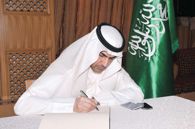 احد المواطنيين السعوديين يسجل مبايعته