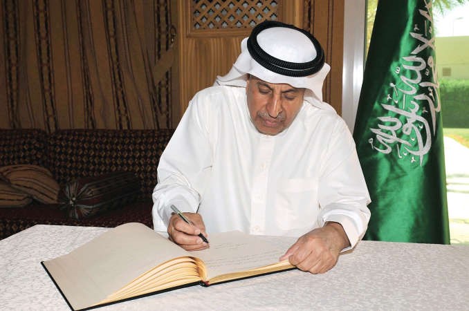 سفير المملكة العربية السعودية لدى البلاد د عبدالعزيز الفايز مسجلا مبايعته