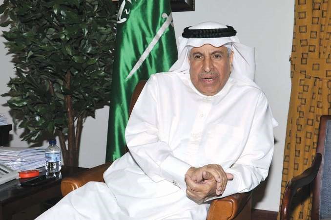 دعبدالعزيز الفايز متحدثا الى الصحافيين