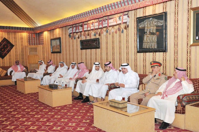 عدد من المواطنين السعوديين في مقر السفارة لتسجيل بيعتهم
