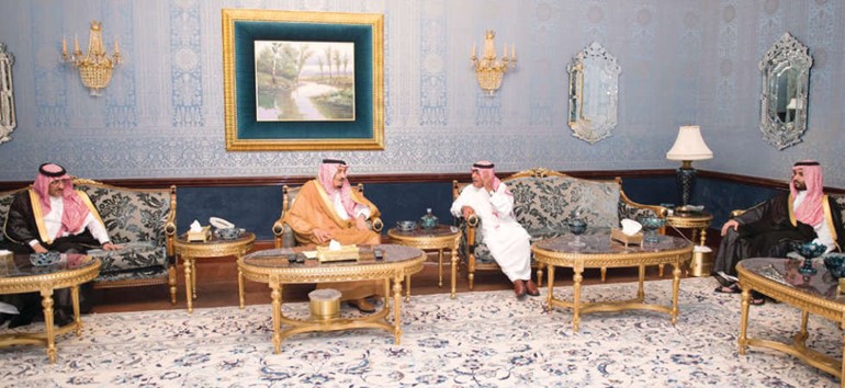 خادم الحرمين الشريفين الملك سلمان بن عبدالعزيز خلال زيارته مساء اول من امس لاخيه صاحب السمو الملكي الامير مقرن بن عبدالعزيز في قصره بالرياض بحضور ولي العهد وولي ولي العهد واس