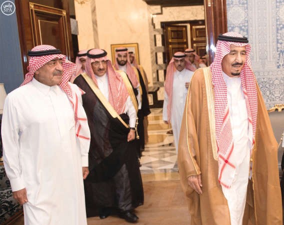 خادم الحرمين الشريفين الملك سلمان بن عبدالعزيز خلال زيارته صاحب السمو الملكي الامير مقرن بن عبدالعزيز في قصره بالرياض وبرفقته صاحب السمو الملكي الامير محمد بن نايف بن عبدالعزيز ولي العهد نائب رئيس مجلس الوزراء وزير الداخلية وصاحب السمو الملكي الامير محمد بن سلمان بن عبدالعزيز ولي ولي العهد النائب الثاني لرئيس مجلس الوزراء وزير الدفاع مساء امس الاو