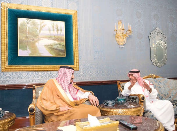 خادم الحرمين الشريفين الملك سلمان بن عبدالعزيز متحدثا الى صاحب السمو الملكي الامير مقرن بن عبدالعزيز خلال الزيارة امس الاول واس