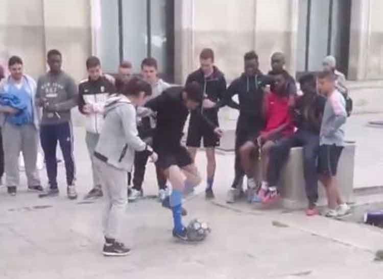 بالفيديو.. لاعب يستفز فتاة بالكرة.. ففضحته أمام زملائه بحركة لن ينساها