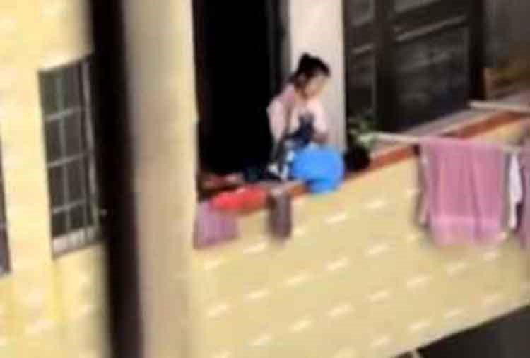 بالفيديو.. أم تحاول رمي طفلها الصغير من «الشرفة» بسبب بكائه